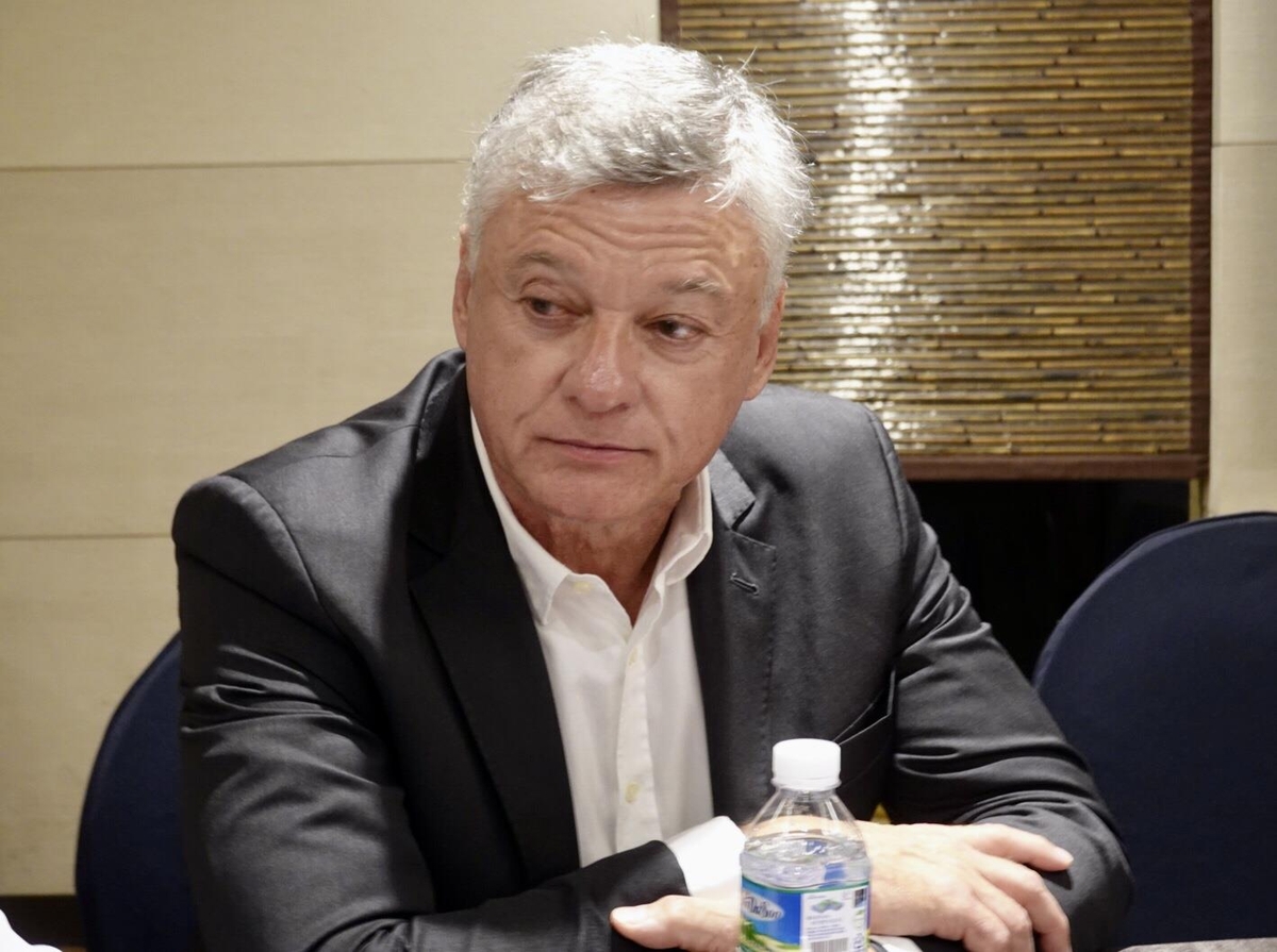 인터뷰하는 헤난 대한항공 감독