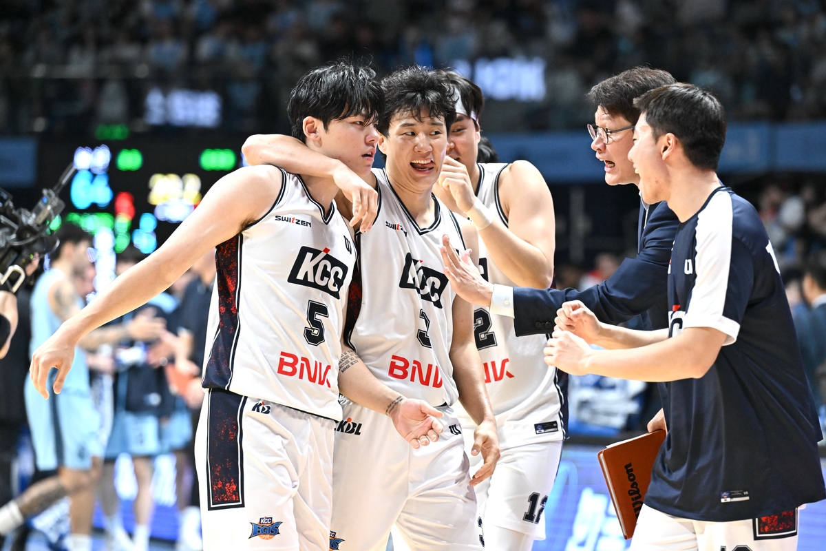 KCC의 김동현(왼쪽)과 허웅