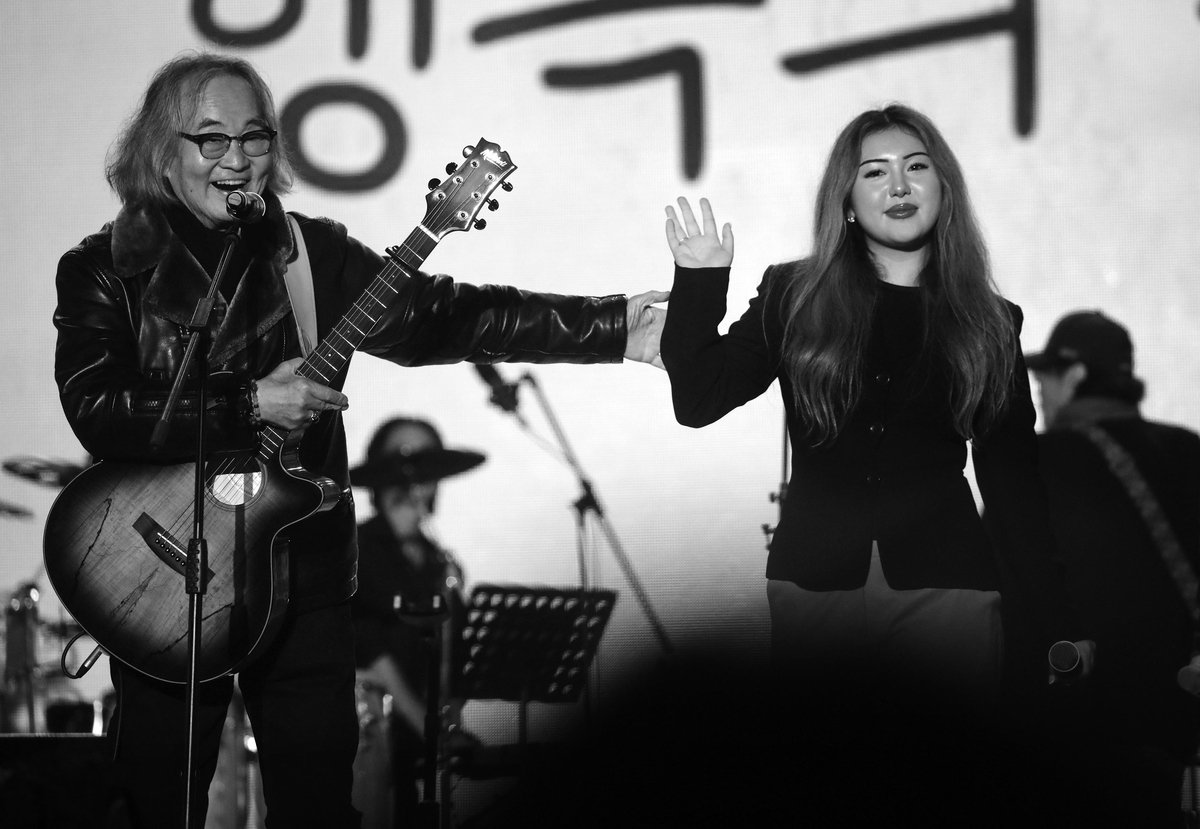 지난 18일 공연 무대에 함께 오른 한대수와 딸 양호(오른쪽)