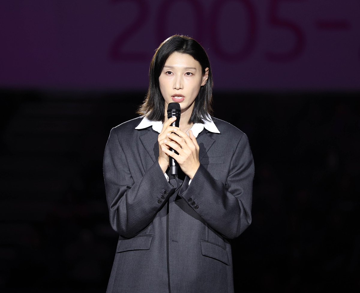 흥국생명이 마련한 은퇴식 행사에서 인사말 하는 김연경