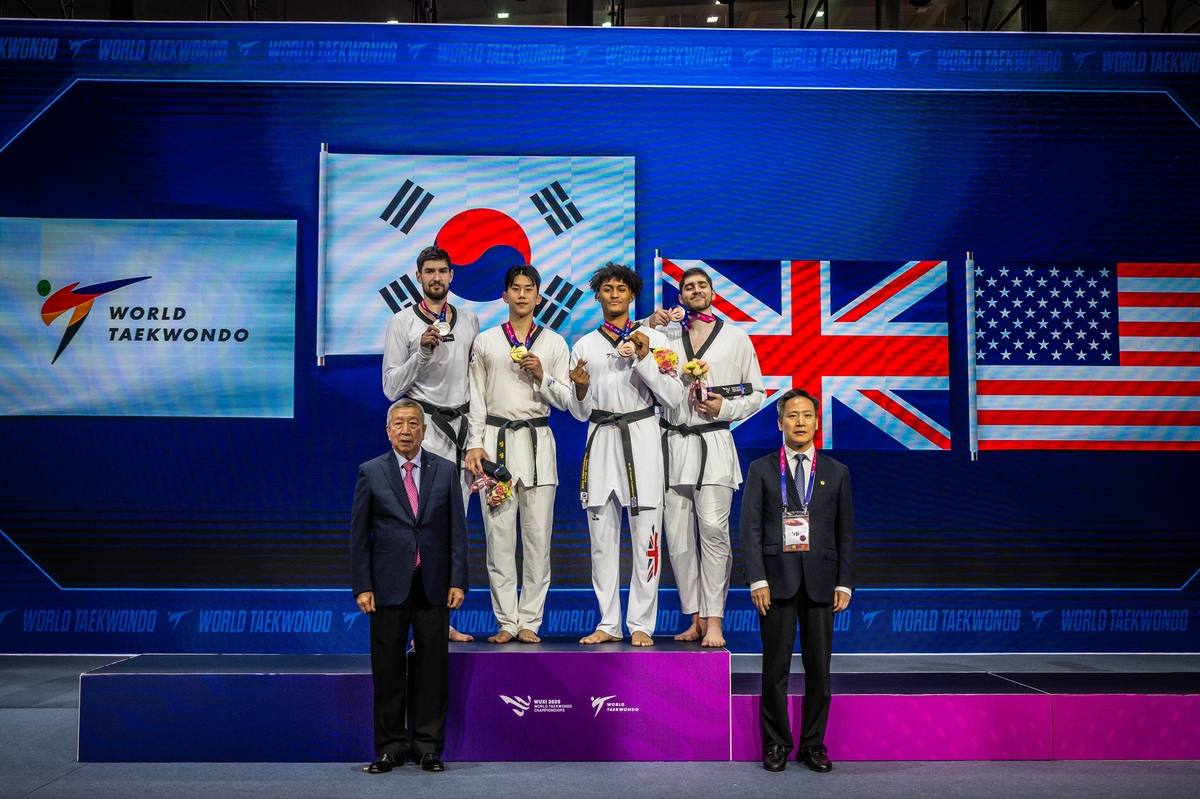 남자 87㎏초과급에서 금메달을 딴 강상현(시상대 왼쪽에서 두 번째) 