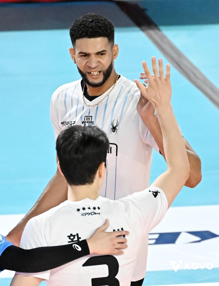 황승빈과 하이파이브 하는 레오(뒤쪽)