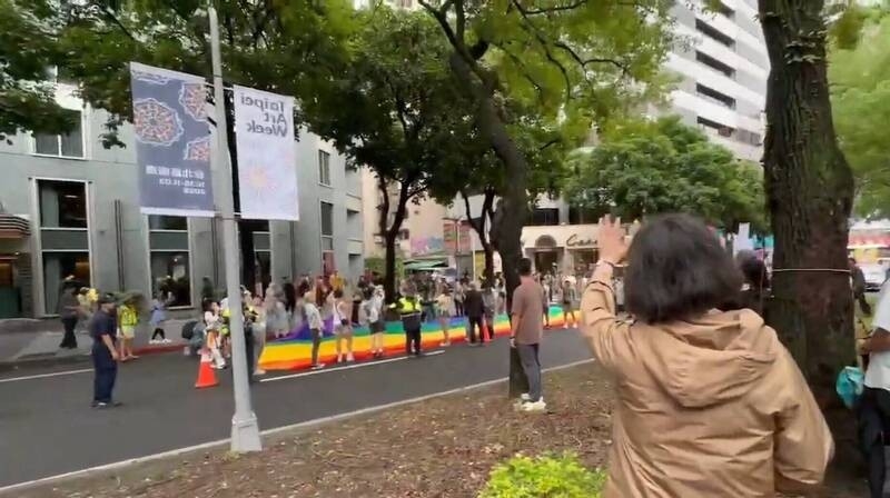 퍼레이드 인원들에 손 흔들어 보이는 차이잉원 전 대만 총통