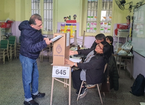 [르포] 트럼프가 베팅한 아르헨선거…"미워도 한번더" vs "모든게 끔찍"