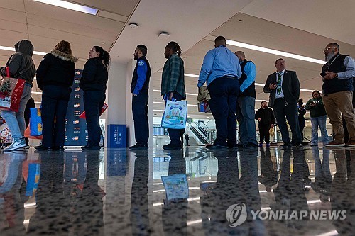 식료품 받기 위해 줄선 미 연방정부 직원들