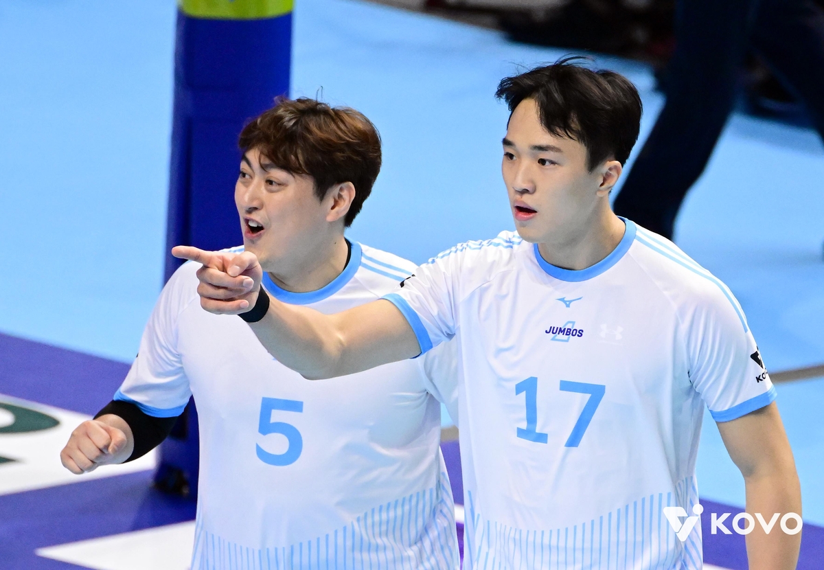 상무 제대 후 복귀전에 나선 대한항공의 임동혁(17번)