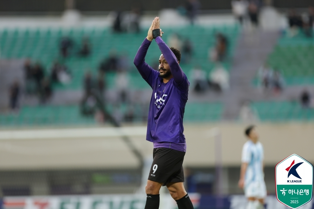 두손을 모으고 팬들에게 세리머니를 펼치는 안양 모따