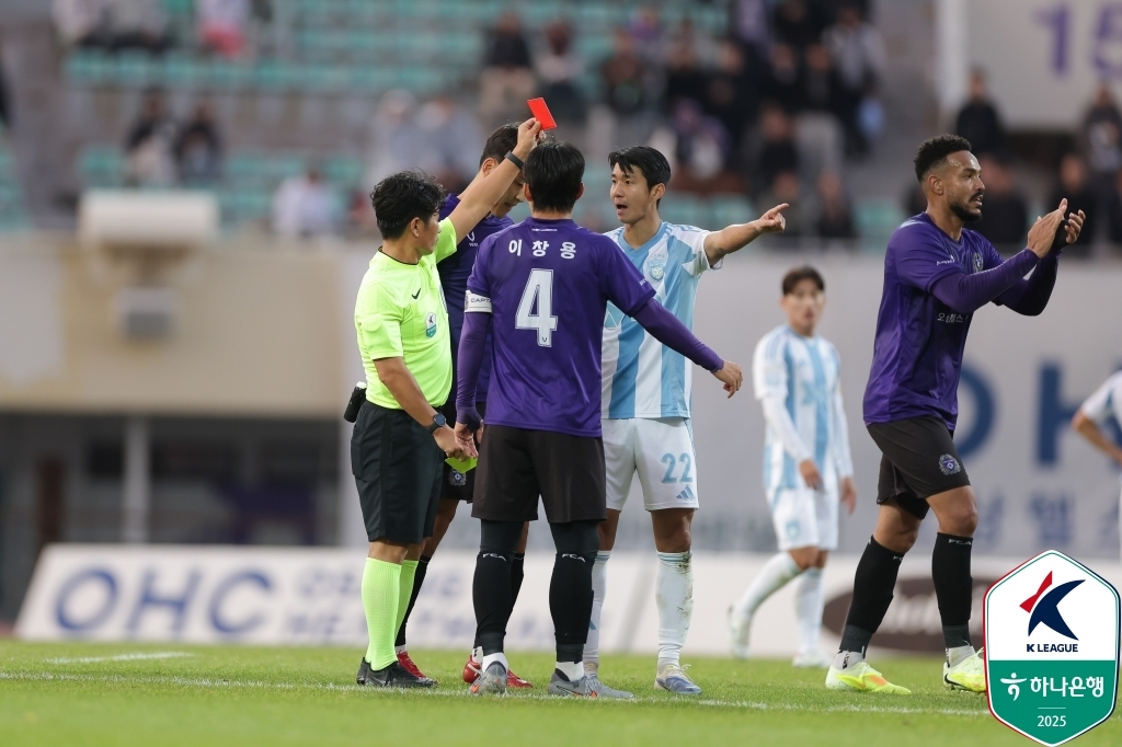 35라운드 안양전에서 경고 누적 퇴장당하는 김민혁