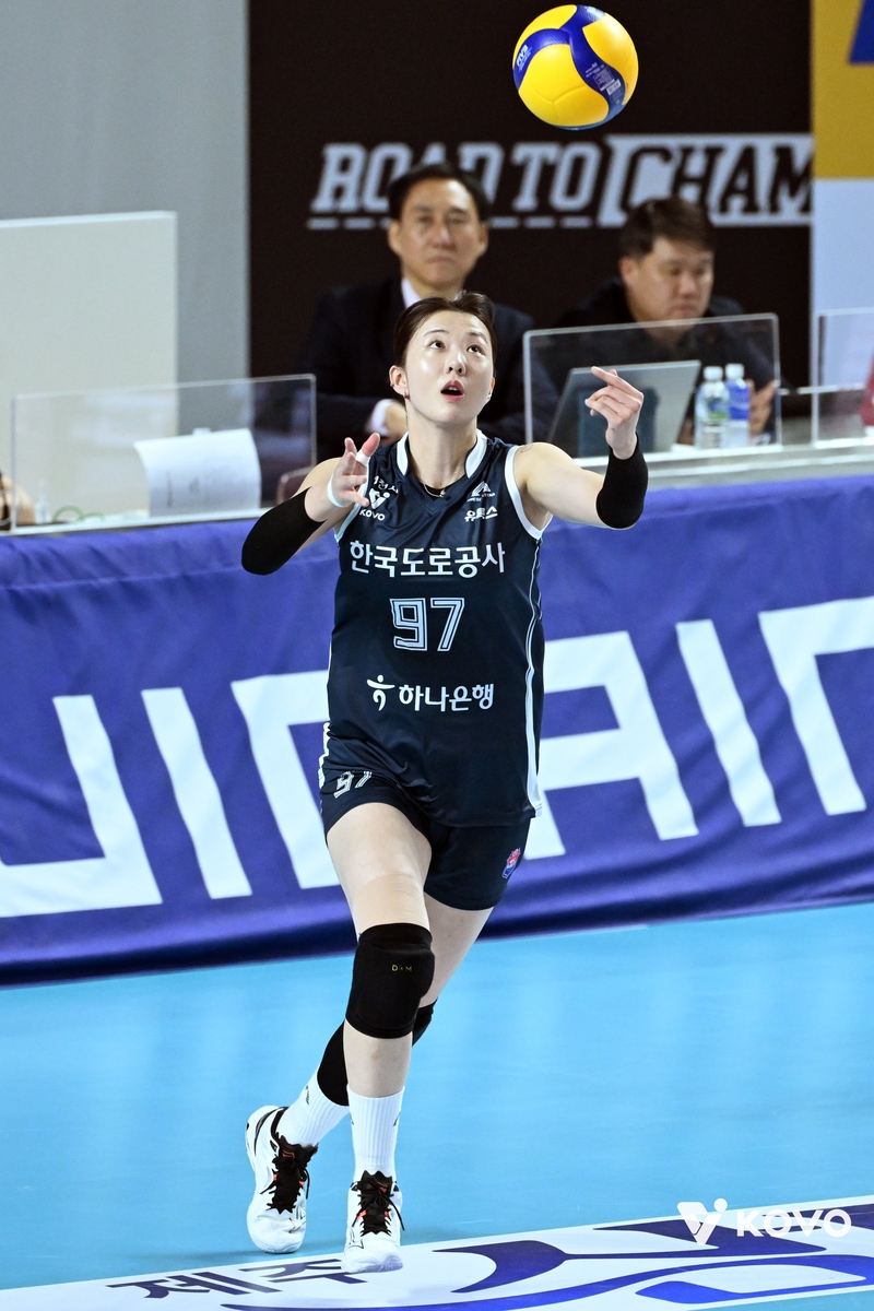 서브하는 강소휘