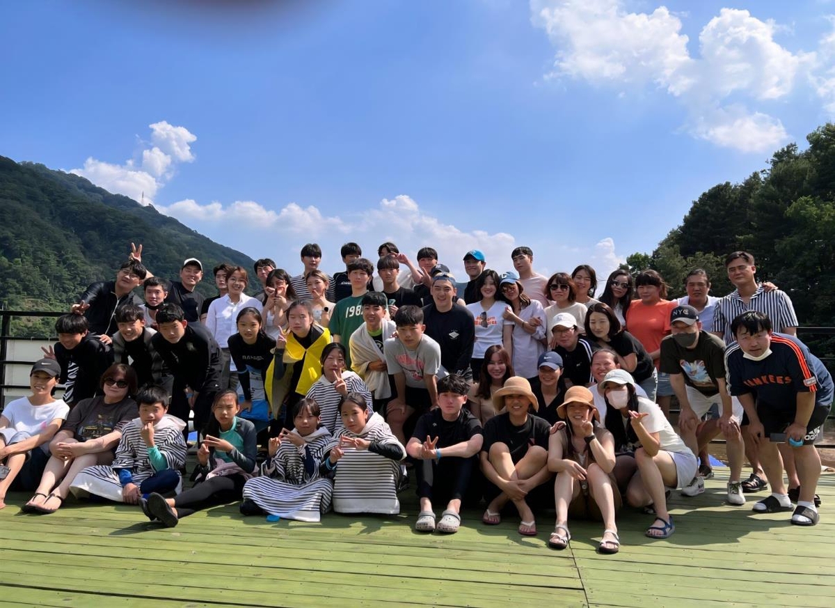 고 송승우 코치와 단체 사진을 찍은 임종언