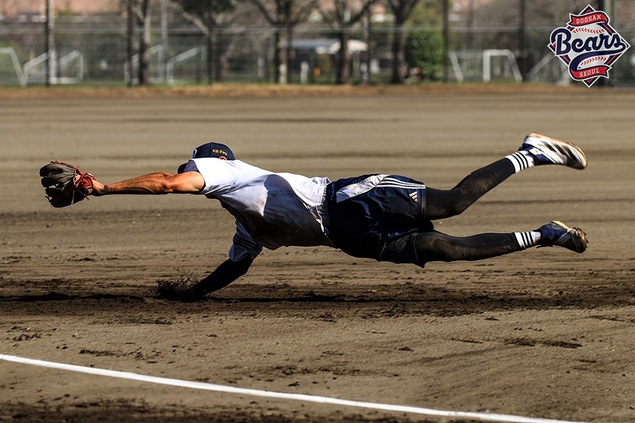 몸을 던지는 두산 내야수 박지훈