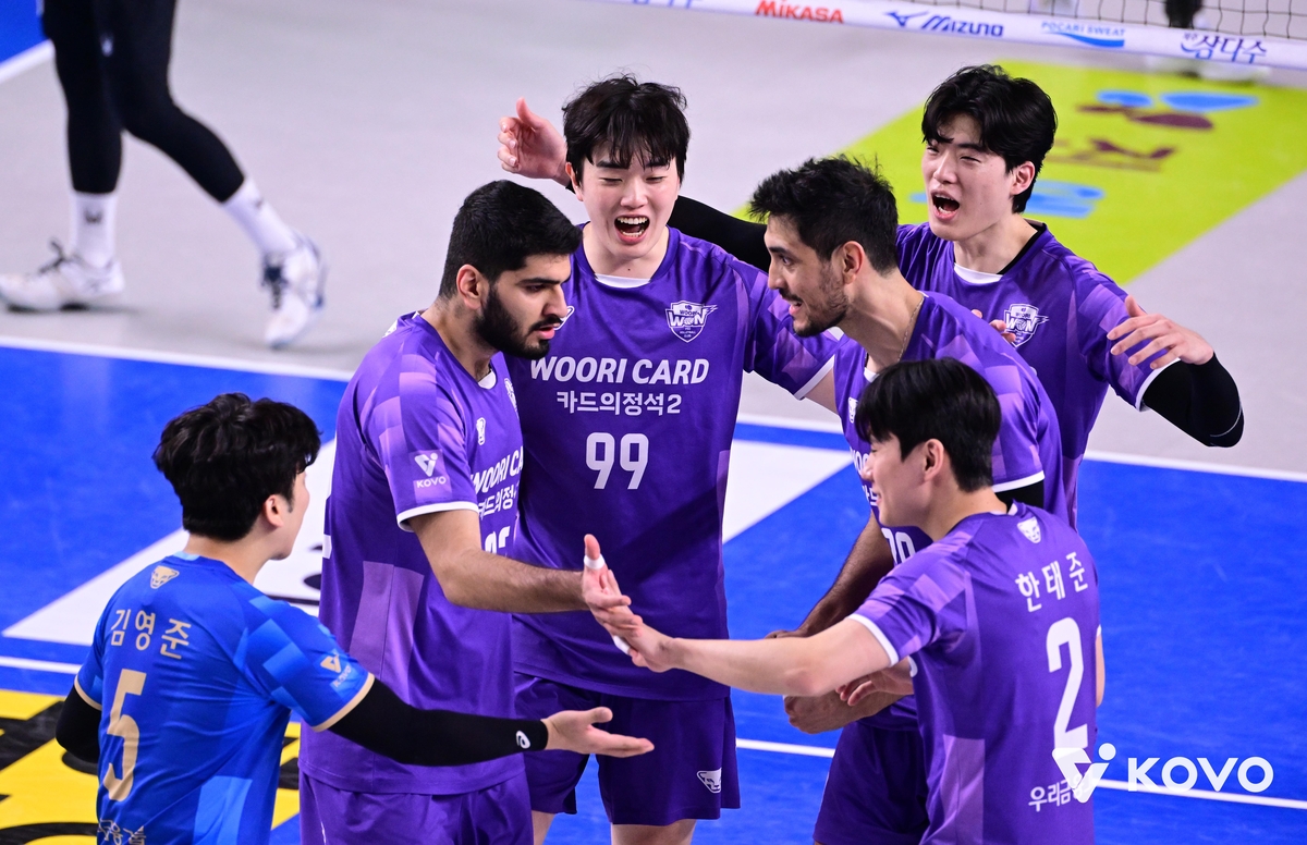 득점 후 기뻐하는 우리카드 선수들
