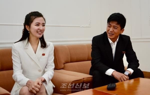 북한 영화 '72'시간의 주연배우 리윤경(왼쪽)과 최현