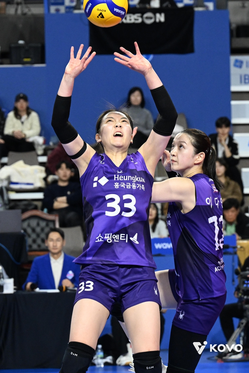 토스하는 흥국생명의 이나연(왼쪽)