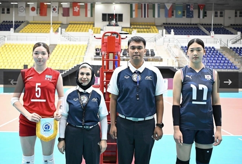 카자흐스탄과 경기에 나선 U-16 여자대표팀의 주장 손서연(맨 오른쪽) 