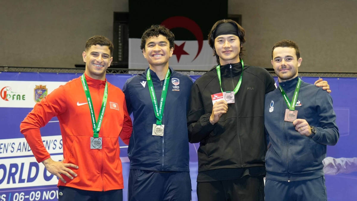 남자 개인전 동메달 목에 건 오상욱(오른쪽에서 두 번째)