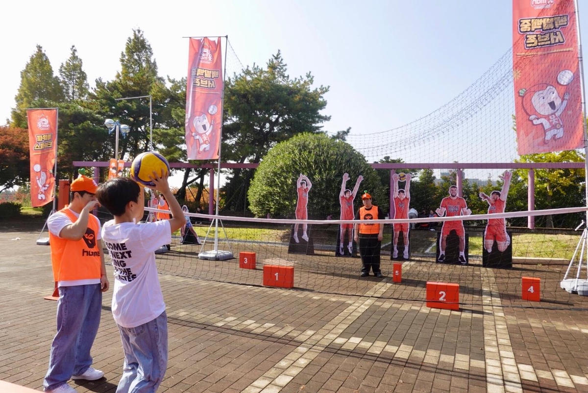배구 체험 공간에서 배구해보는린이 팬(맨 앞)