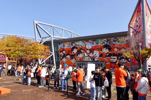 OK저축은행 부산 홈 개막전 입석 표 사려고 기다리는 팬들