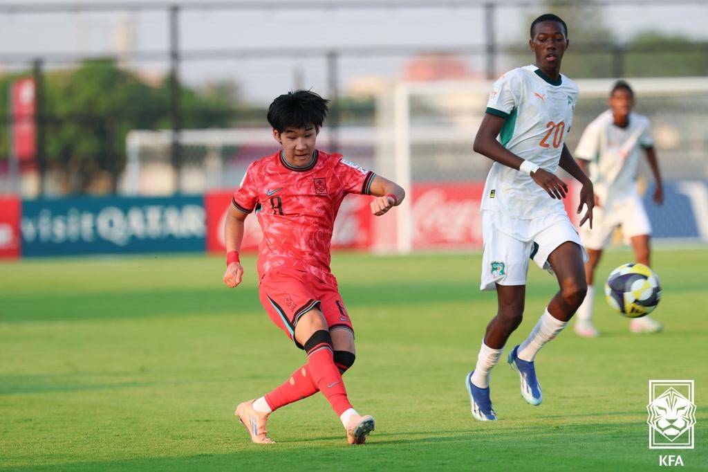 슈팅하는 김지성.