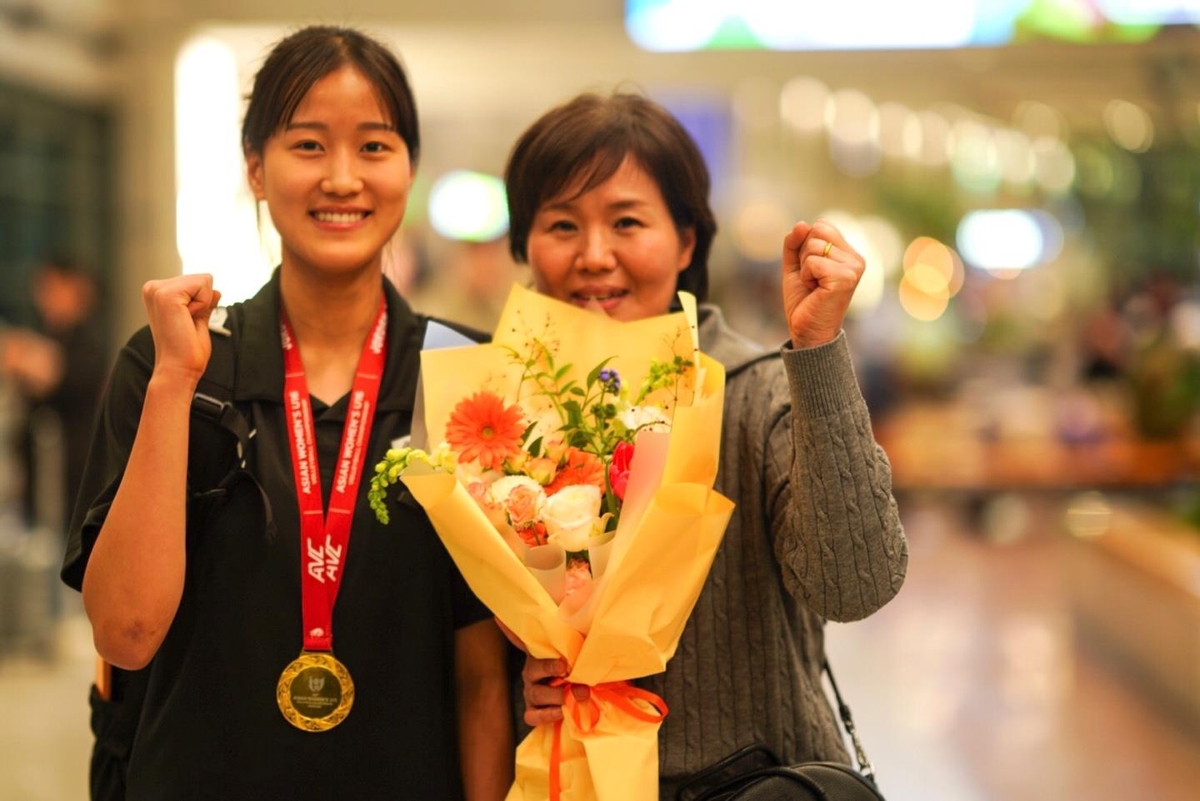 어머니 여승희씨와 포즈 취한 이서인(왼쪽)