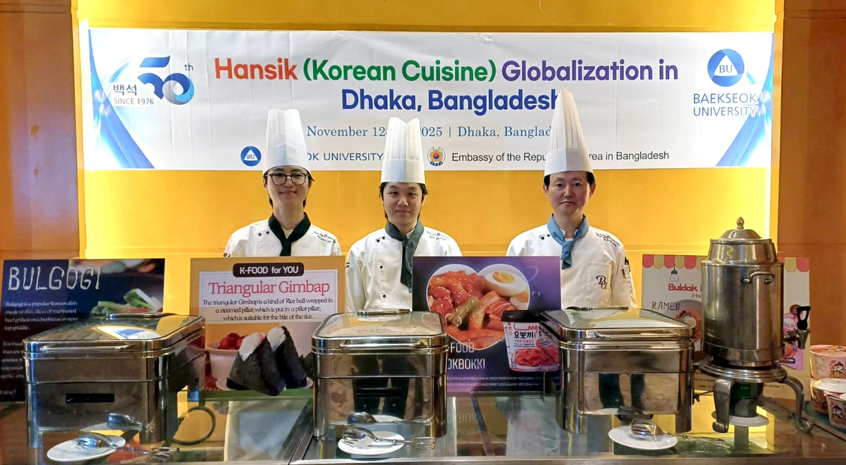 한식 소개하는 학생들과 교수