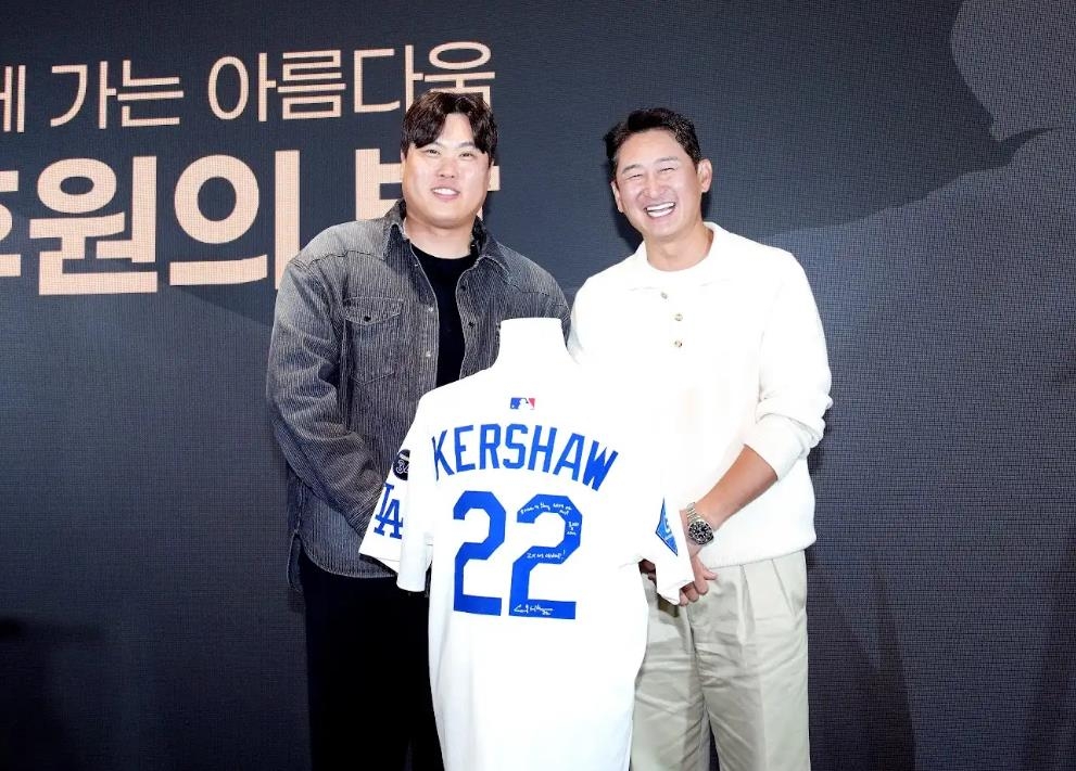 커쇼 유니폼 두고 기념 촬영하는 류현진(왼쪽)과 박용택 해설위원