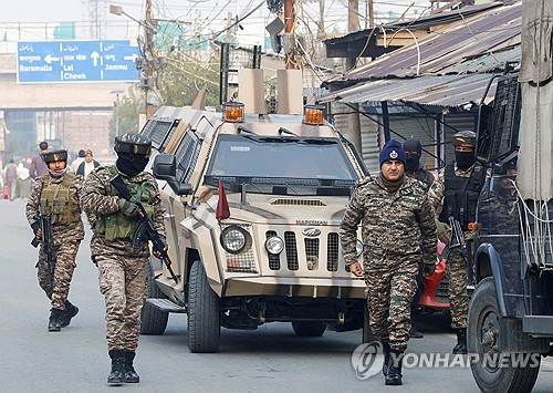 폭발 사고 난 경찰서에 도착한 인도 보안군