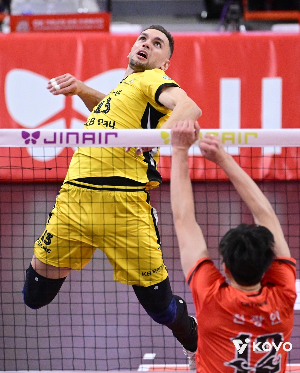 탄력 넘치는 비예나의 고공 폭격