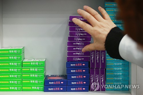 약국에서 해열·진통제 정리하는 모습