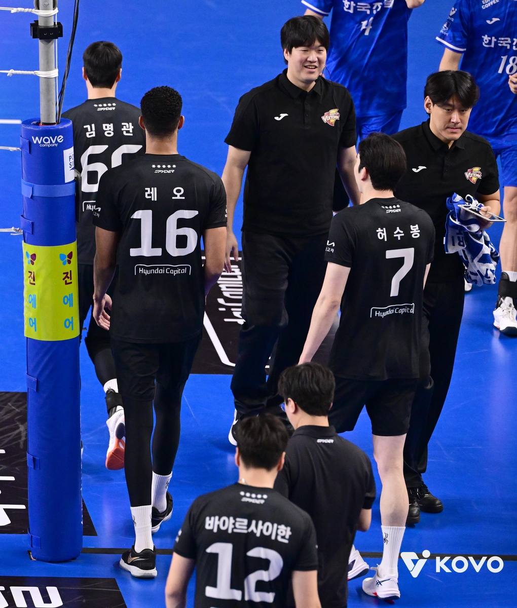 한국전력 경기 후 퇴장하는 현대캐피탈 선수들