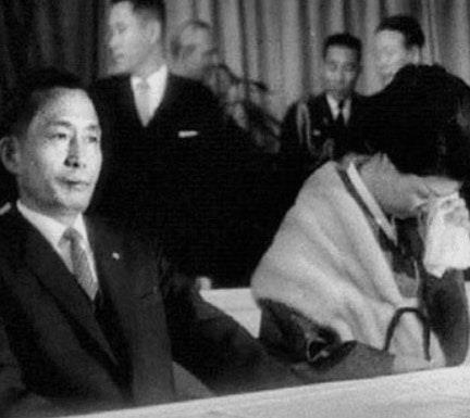 파독 간호사 앞에서 눈시울 붉힌 박정희와 육영수