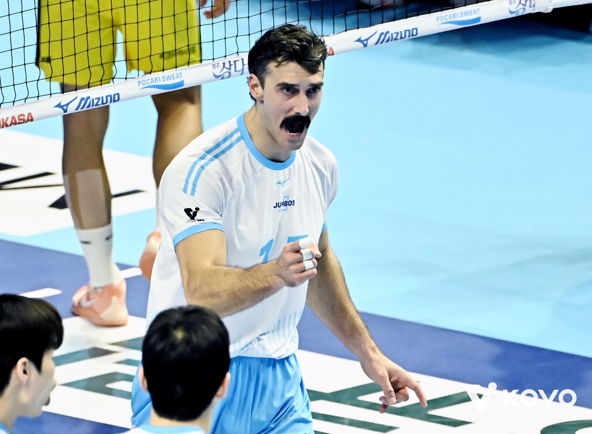 득점 후 기뻐하는 대한항공의 러셀(중앙)