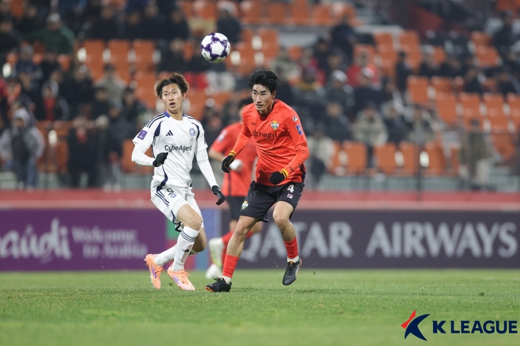 헤더 노리는 강원FC 서민우