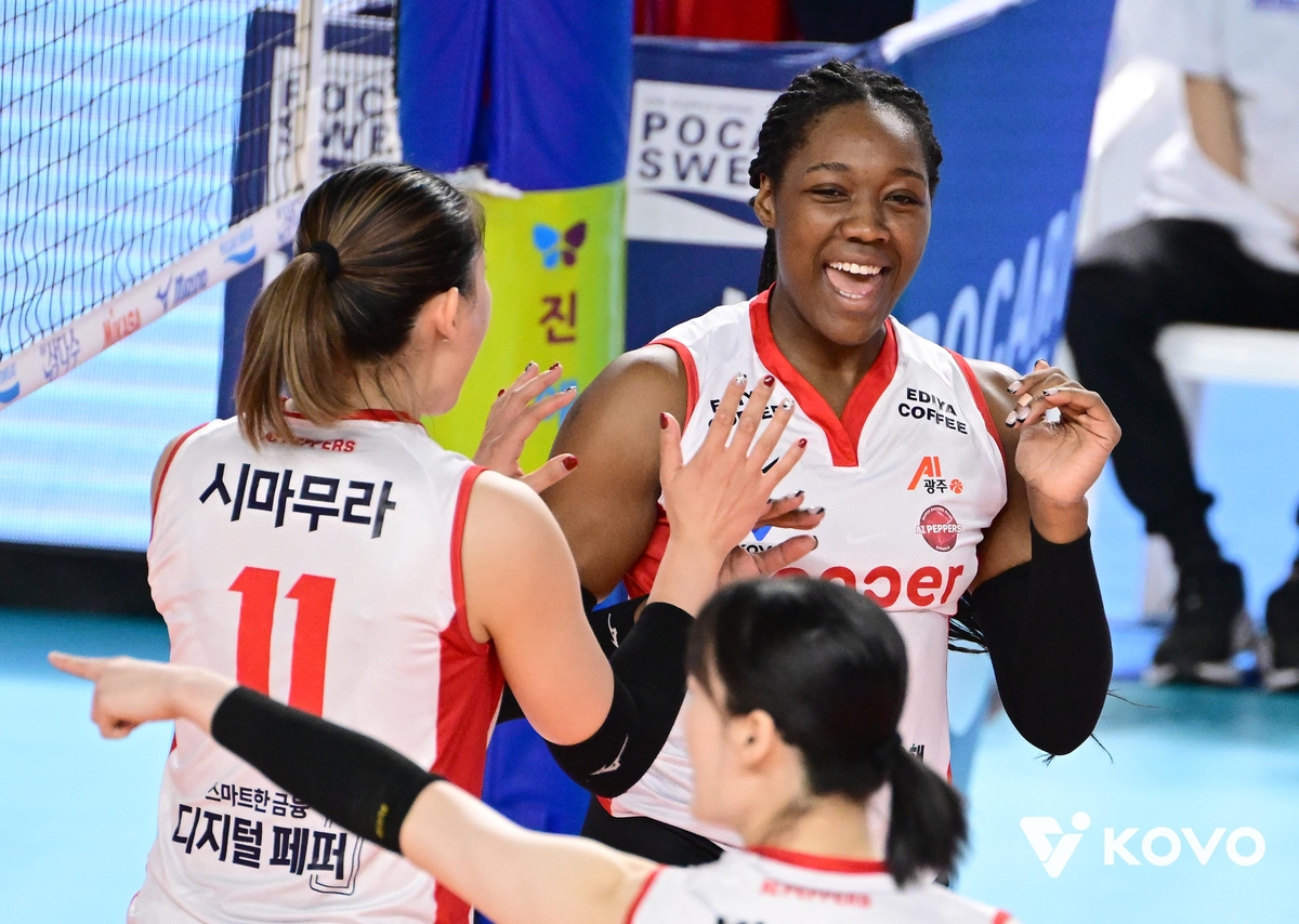 페퍼저축은행의 조이(뒤편 오른쪽)와 시마무라(왼쪽)