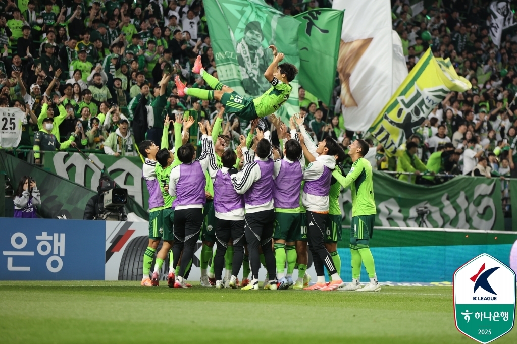 은퇴 경기를 치른 최철순을 헹가래 치는 전북 선수들.