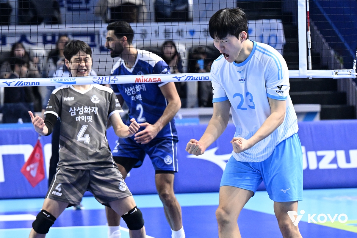 대한항공 미들 블로커 김민재(오른쪽)