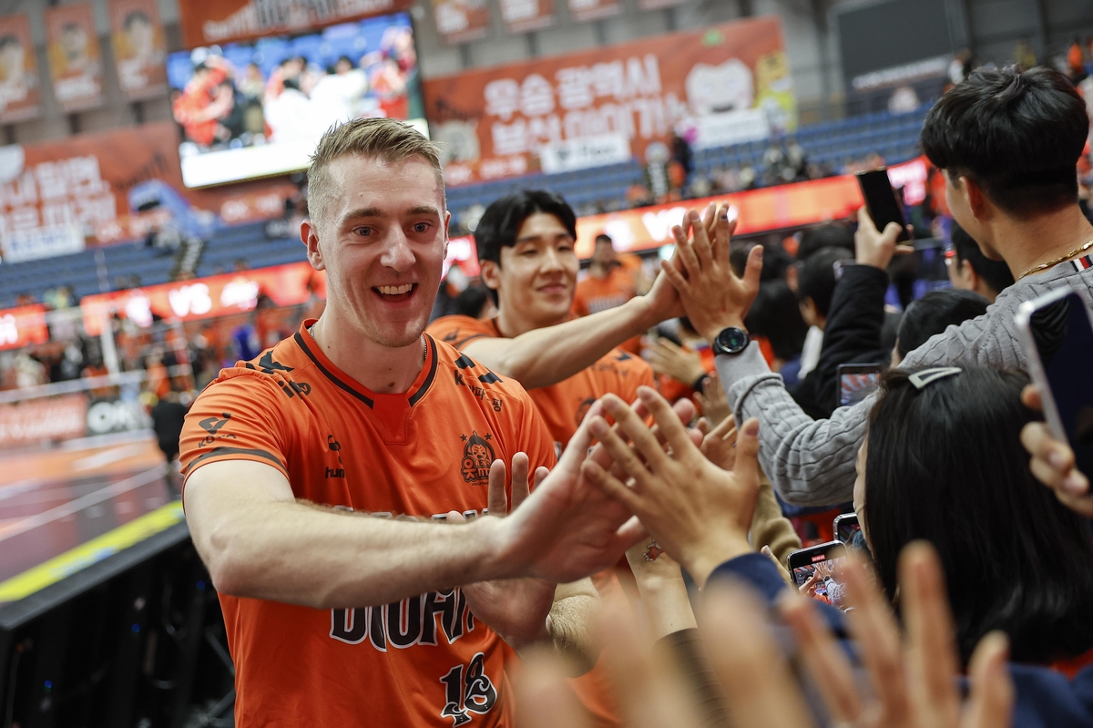 경기 후 팬들과 하이파이브 이벤트 진행하는 OK저축은행 선수들