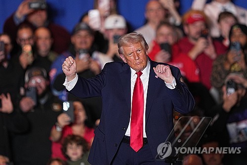 연설 후 음악에 맞춰 춤추는 트럼프