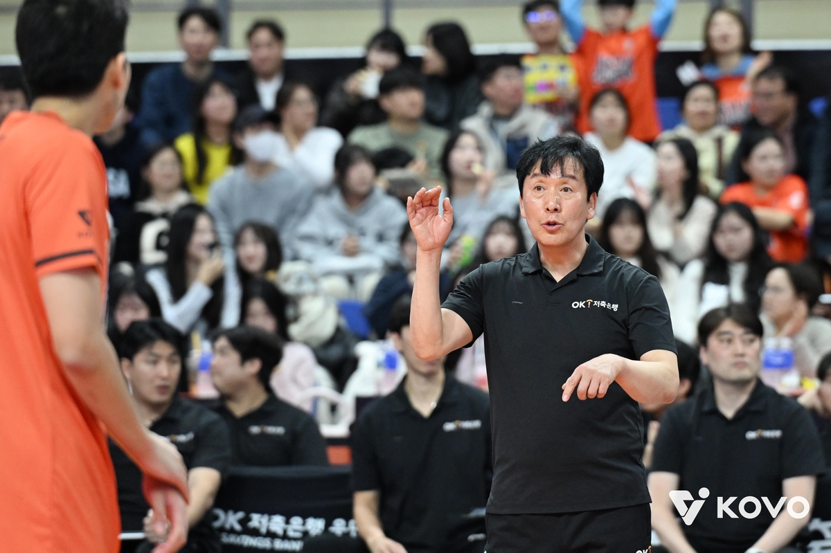 작전 지시하는 신영철 OK저축은행 감독