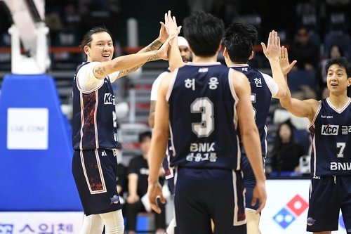 최준용(왼쪽) 등 KCC 선수들