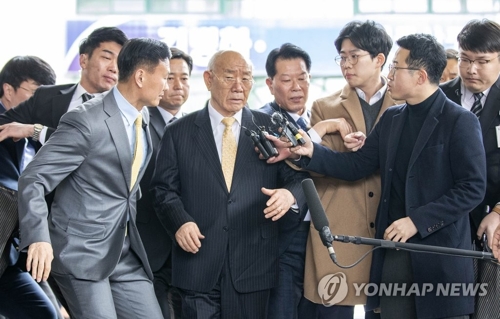 (AMPLIACIÓN) El expresidente Chun se somete a juicio por libelo por su controvertida autobiografía