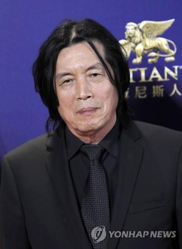 El director Lee Chang-dong es galardonado en los Premios del Cine Asiático