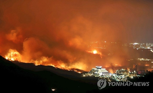 (AMPLIACIÓN) El Gobierno surcoreano declara el estado de desastre por el incendio de Goseong