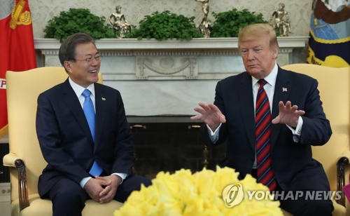 El presidente Moon regresa de Washington tras su reunión con Trump