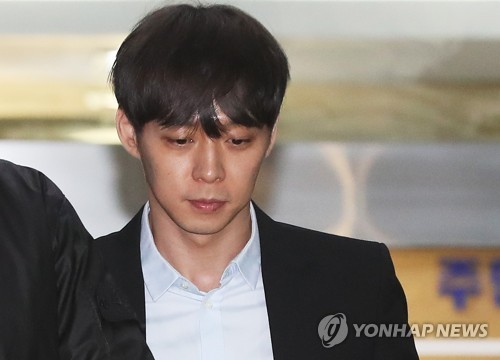 La policía solicita una orden de arresto contra el cantante Park Yoo-chun por las acusaciones de abuso de drogas