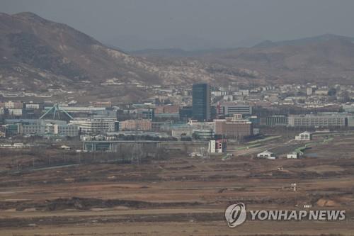 El ministro de Unificación se reúne con los empresarios que buscan visitar un parque industrial cerrado en Corea del Norte