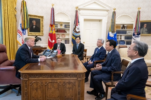 El jefe de Lotte se reúne con Trump en la Casa Blanca tras la apertura de una planta