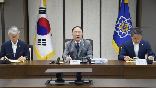 El ministro de Economía y Finanzas, Hong Nam-ki (centro), habla durante una reunión con los funcionarios sobre el crecimiento liderado por la innovación, celebrada, el 14 de octubre de 2019, en el complejo gubernamental de Sejong, a 130 kilómetros al sudeste de Seúl. (Foto proporcionada por el ministerio. Prohibida su reventa y archivo) 