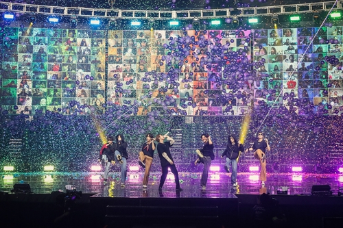 Esta foto, proporcionada por Big Hit Entertainment, muestra a BTS actuando durante su concierto en línea celebrado los días 10 y 11 de octubre de 2020. (Prohibida su reventa y archivo)
