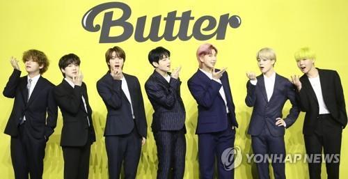 Los integrantes del grupo masculino de K-pop BTS posan frente a las cámaras, el 21 de mayo de 2021, durante un evento de presentación de su nuevo sencillo digital, titulado "Butter", en la Sala Olímpica del Parque Olímpico, en el sureste de Seúl.